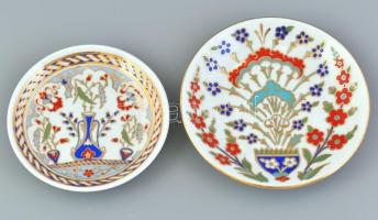2 db Kütahya Porselen török porcelán tálka, matricás, jelzett, kis kopásnyomokkal, d: 13,5 cm, 11,5 cm