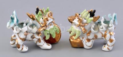 2 db kínai porcelán fookutya. Kézzel festett, jelzett, minimális lepattanással. 7 cm