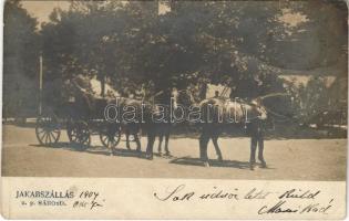 1904 Jakabszállás (Sárosd), lovashintó a Weiss-kúria előtt. photo (EK)