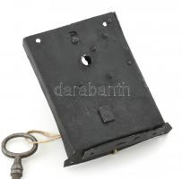 Antik kovácsoltvas ládazár, kulccsal, működik, 11,5x8,5 cm