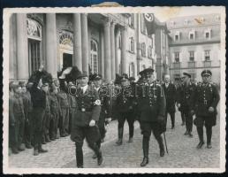 1933 SA (Sturmabteilung), SS és Reichswehr katonák vonulása, fotó, hátoldalon feliratozva, felületén halványabb foltok, 9×14 cm