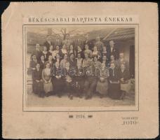 1934 Békéscsaba, a Békéscsabai Baptista Énekkar, Schwartz műterméből, fotó kartonra kasírozva, sérült karton, 12,5×17,3 cm