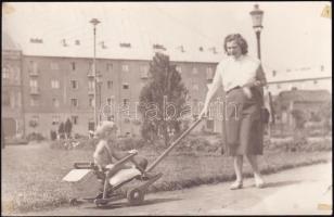 1954 Debrecen, Petőfi tér, fotó, kis ragasztásnyomokkal a felületén, 9×14 cm