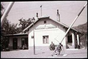cca 1950-1960 Badacsony - Lábdihegy vasútállomás sorompóval, kisfilm negatív
