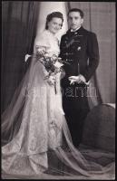 cca 1930 Ifjú házaspár portréja, férfi jelvényes díszruhában, fotólap Fanto kecskeméti műterméből, 13,5×8,5 cm