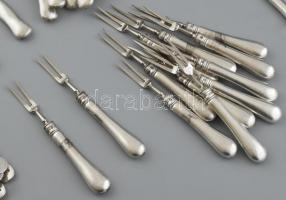 Ezüst (Ag) 12 személyes evőeszköz készlet. 84 darabos. Néhány darab Glósz család címerével. Jelzett,...