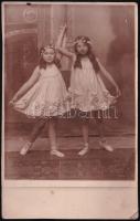 cca 1910 Kislányok balettruhában, fotólap, felületén törésnyomok, 13,5×8,5 cm