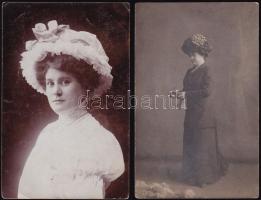 cca 1910 Kalapos hölgyek, 2 db fotólap, egyik felülete kopott, 14×9 cm