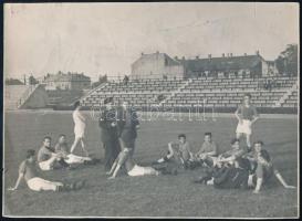 cca 1920-1930 Pihenő játékosok (futballisták) a Lokomotív elleni mérkőzés szünetében, hátoldalon feliratozott fotó, felületén törésnyomok, 17×23 cm