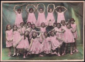 cca 1910-1920 Táncoló kislányok csoportképe, kartonra ragasztott, színezett fotó, 16,5×23 cm