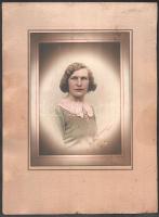 cca 1920 Hölgy színezett portréja, kartonra ragasztott fotó, Karczaghy pápai műterméből, sérült karton, fotó foltos, 19,5×14,5 cm