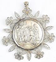 Ezüst(Ag) Keresztelő medál. Keresztelő jelenettel, filigrán keretben. Jelzett: 13 lattos antik fémjel, HA mesterjeggyel, Heuffel András. 1840 körül. nettó: 28g, 10x9cm. Hátulján felirat: Karl Laczkovits geb den 8. MAY 1802. Taufpathen Franz u. Rosalia Kronstein.