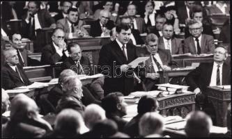 1989-1990 Németh Miklós miniszterelnök beszéde a Parlamentben, Grósz Károly, Szűrös Mátyás és mások jelenlétében, Bánhalmi János pecséttel jelzett fotója, 14×23,5 cm