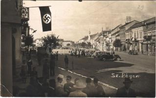 1940 Szászrégen, Reghin; bevonulás, náci szvasztika zászló, autók / entry of the Hungarian troops, Nazi swastika flags, automobiles. photo + 1940 Szászrégen visszatért So. Stpl (EK)