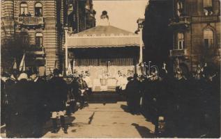 1921 Budapest V. Az Irredenta szoborcsoport felavatási ünnepsége a Szabadság téren, középen Zadravecz István püspök. photo