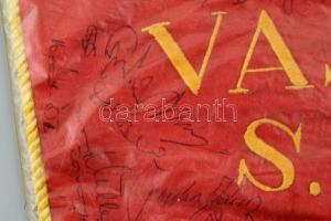 1970 A Vasas SC labdarúgócsapat tagjai által aláírt csapatzászló / Autograph signature of HUngarian ...
