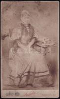 1914 Hölgy műteremben, retusált keményhátú fotó Strelisky műterméből, foltos, 21,5×13 cm