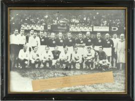 1946 Magyarország-Ausztria (2:0) labdarúgómérkőzés a magyar csapatról készült tablókép rajta Puskással, bekeretezve / 1946 Hungary vs Austria football match with Puskas photo in frame 22x17 cm