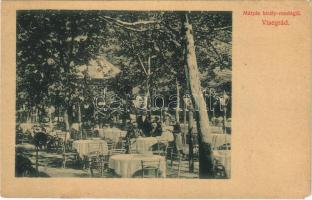 Visegrád, Mátyás király vendéglő, étterem kertje vendégekkel és pincérrel (EM)