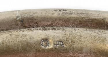 Ezüst (Ag) Kerek szerviztálca dekoratív vésetekkel, jelzett, d: 21,5cm, nettó: 254g