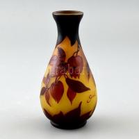 Gallé jelzéssel virágos üveg váza, kis kopásnyomokkal, m: 15,5 cm