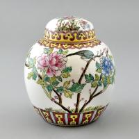 Kínai virágmintás porcelán fedeles váza, jelzett, kopásnyomokkal, tetején lepattanásokkal, hajszálrepedéssel, m: 16 cm