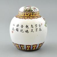 Kínai virágmintás porcelán fedeles váza, jelzett, kopásnyomokkal, tetején lepattanásokkal, hajszálre...