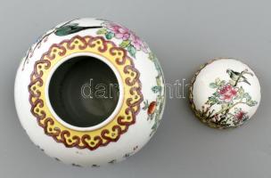 Kínai virágmintás porcelán fedeles váza, jelzett, kopásnyomokkal, tetején lepattanásokkal, hajszálre...