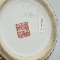 Kínai virágmintás porcelán fedeles váza, jelzett, kopásnyomokkal, tetején lepattanásokkal, hajszálre...