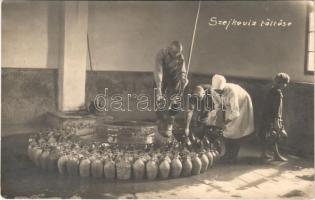 Székelyudvarhely, Odorheiu Secuiesc; Szejke borvíz palackokba töltése / workers bottling mineral water from Baile Seiche. photo