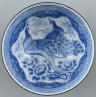 Japán pávás porcelán tálka, levonóképes, jelzés nélkül, kopásnyomokkal, d: 9 cm
