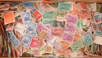 Kb 5000 darab magyar bélyeg ömlesztve cipős dobozban