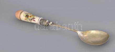 Köretes kanál, virágmintás kézzel festett fajansz nyéllel, kopásnyomokkal, h: 29 cm