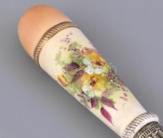 Köretes kanál, virágmintás kézzel festett fajansz nyéllel, kopásnyomokkal, h: 29 cm