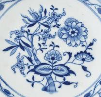 Meissen (7db) és MZ Austria (2db) össz 9 db vegyes tányérok, porcelán, mázalatti kobaltkék hagymavir...