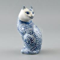 Kék-fehér mintás porcelán macska, levonóképes, jelzés nélkül, kis kopásnyomokkal, m: 16 cm