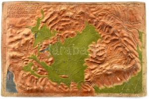 Magyarország hegy- és vízrajza. Kirschenheuter P. 1927. Vakok számára készült dombornyomott papírmasé térkép, szélén Braille írásos feljegyzésekkel 42x28 cm