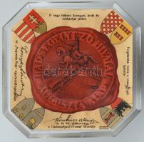 1916 Monarchia-kori koronázási emléktárgy. A magyar királyi korona öntött üveg modellje, benne a kor...