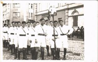 1937 Budapest, olasz fasiszta ifjúsági szervezet tagjai Magyarországon Mussolini látogatásakor (?), gyógszertár. photo (fl)