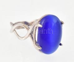 Ezüst(Ag) gyűrű, szintetikus kék kővel, jelzés nélkül, méret: 51, bruttó: 5,39 g
