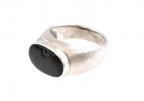 Ezüst (Ag) gyűrű, fekete kővel, jelzett, méret: 52, bruttó: 7,96 g