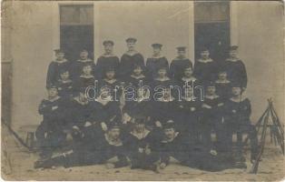 1907 Az Osztrák-Magyar Haditengerészet matrózai, hátoldalon nevek / Austro-Hungarian Navy, K.u.K. Kriegsmarine, group of mariners. Names on the backside. photo (kis szakadás / small tear)