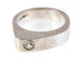 Ezüst(Ag) modern gyűrű, kővel, jelzett, méret: 59, bruttó: 8,59 g