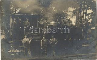 1915 Eperjes, Presov; vasutasok az Eperjes-Bártfa vasútvonal egyik mozdonyával / railwaymen with the Presov-Bardejov railway lines train, locomotive. photo (EB)
