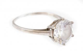Ezüst(Ag) gyűrű, kővel, jelzés nélkül, méret: 60, bruttó: 3,05 g