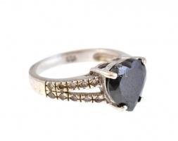 Ezüst(Ag) gyűrű, fekete kővel, jelzett, méret: 49, bruttó: 3,58 g