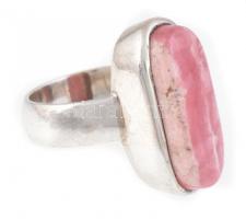 Ezüst(Ag) gyűrű rózsaszín acháttal, jelzés nélkül, méret: 56, bruttó: 12,77 g