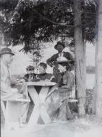 cca 1910-1930 Piknikezők, üvegnegatív, 12x9 cm + 2 db róla készült modern előhívás