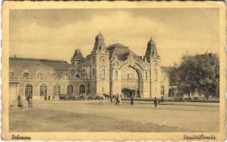 1943 Debrecen, vasútállomás, automobilok (gyűrődés / crease)