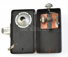 Pertrix No. 679 L német II. világháborús fém zseblámpa, övre akasztható, elem nélkül, kis kopásnyomo...